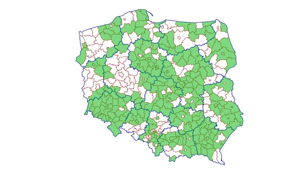 Ilustracja przedstawia mapę z zaznaczonymi na zielono powiatami, w których wdrożono zawiadomienia eKW do EGiB przez ZSIN  