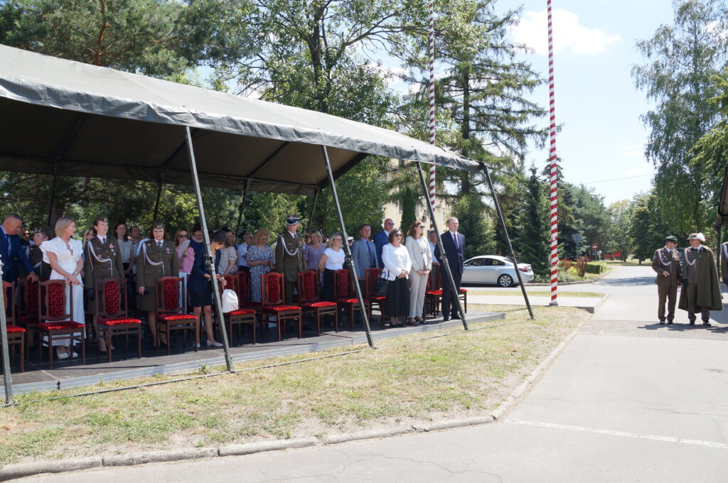 Zdjęcie przedstawia w uroczystość przekazania Szefostwa Rozpoznania Geoprzestrzennego w Warszawie wraz z jednostkami bezpośrednio podległymi do Agencji Rozpoznania Geoprzestrzennego i Usług Satelitarnych (ARGUS) oraz podporządkowania jej sekretarzowi stanu w Ministerstwie Obrony Narodowej.