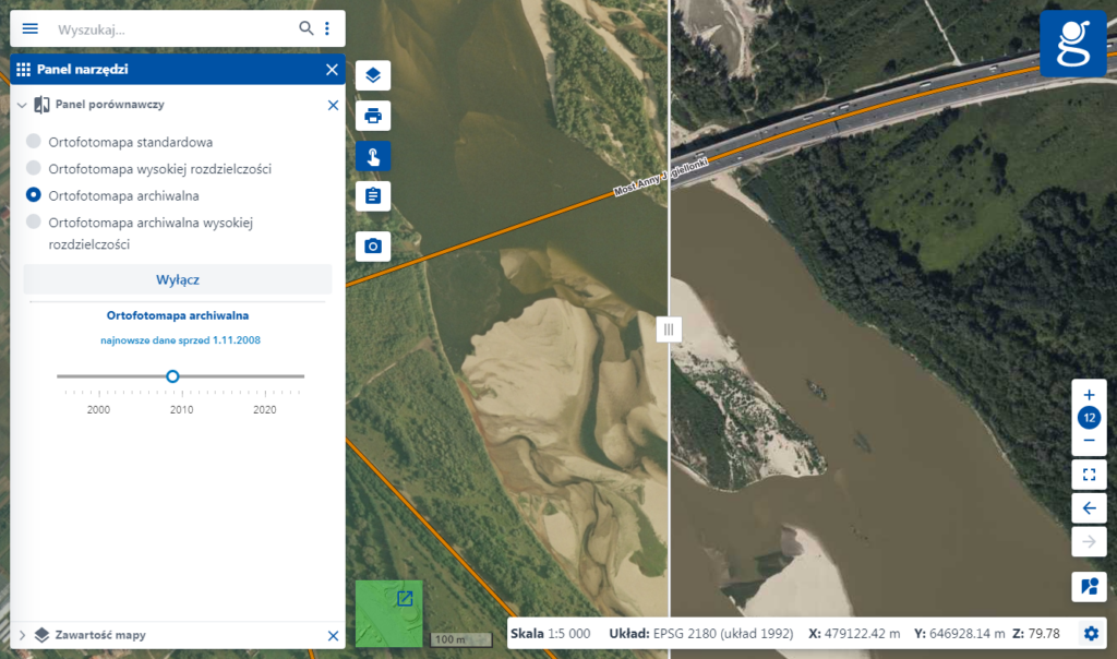 Ilustracja przedstawia widok interfejsu geoportalu z wlłczonym narzedziem Panel porównawczy. Widoczny pasek czasu do wyboru danych historycznych.
