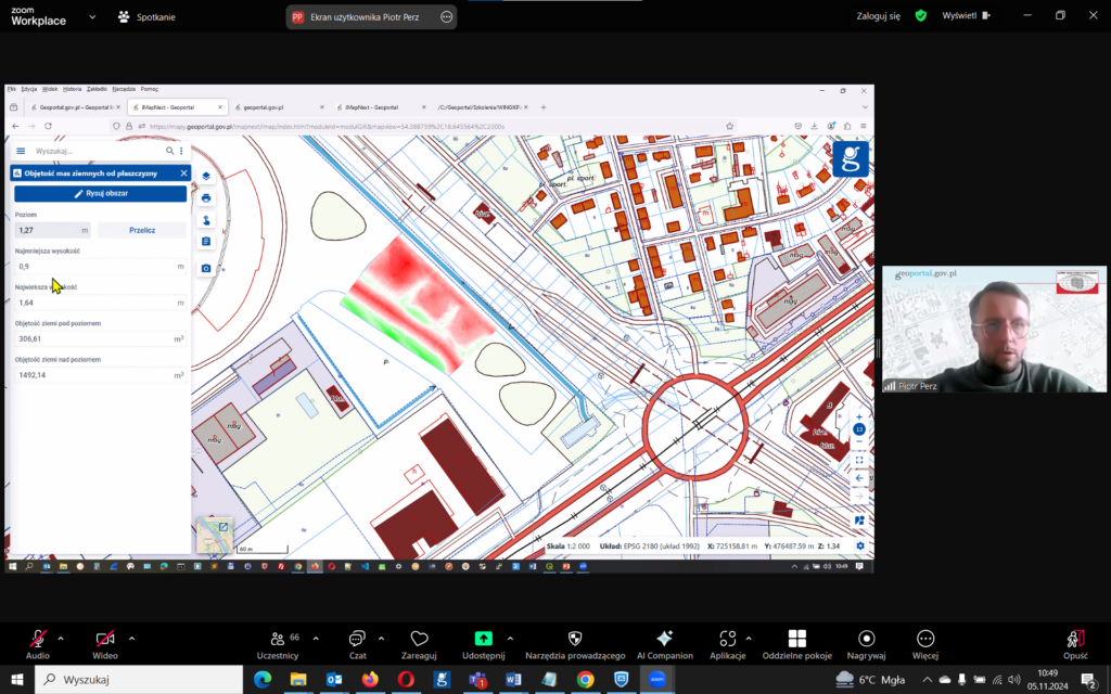 Zrzut2. Pracownik GUGiK podczas prowadzenia szkolenia w zakresie wykorzystania serwisu geoportal.gov.pl