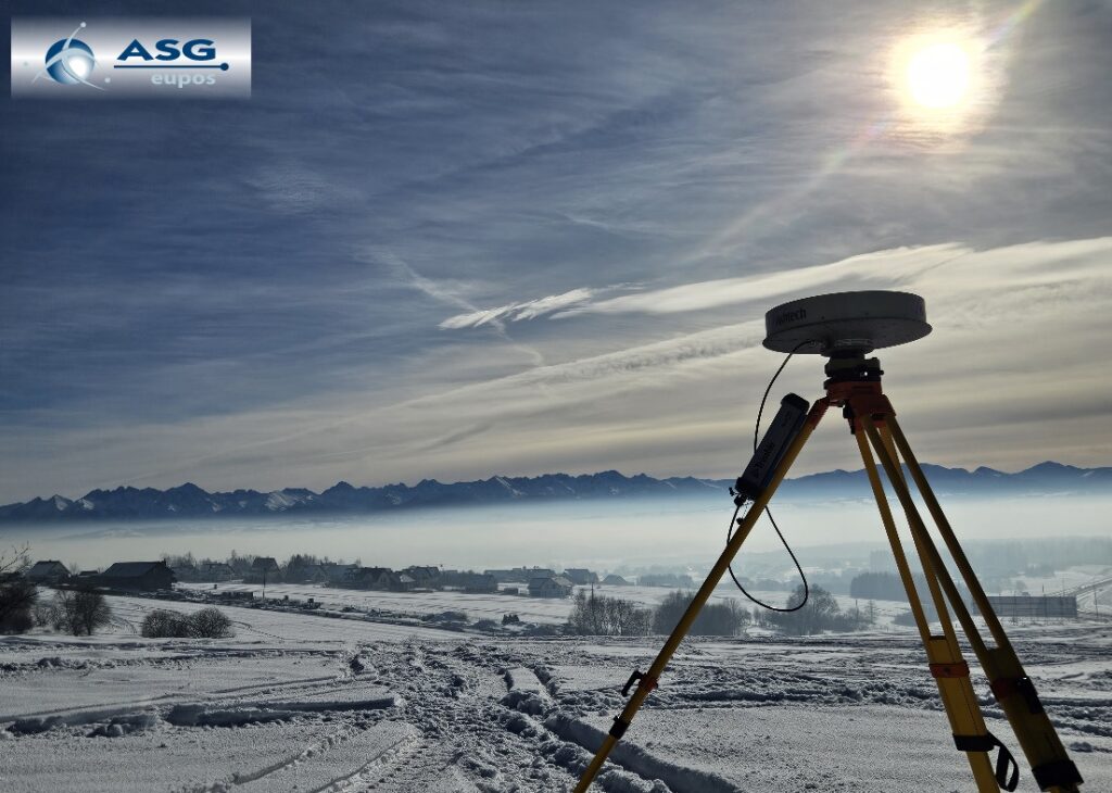 Rys1 - Rysunek przedstawiający sprzęt GNSS podczas pomiarów statycznych