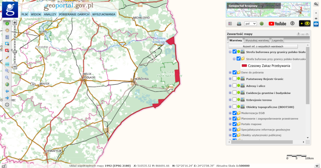Rys. 1 - Ilustracja przedstawia zrzut ekranu z serwisu www.geoportal.gov.pl. ukazujący zaktualizowane granice strefy buforowej przy granicy polsko-białoruskiej.